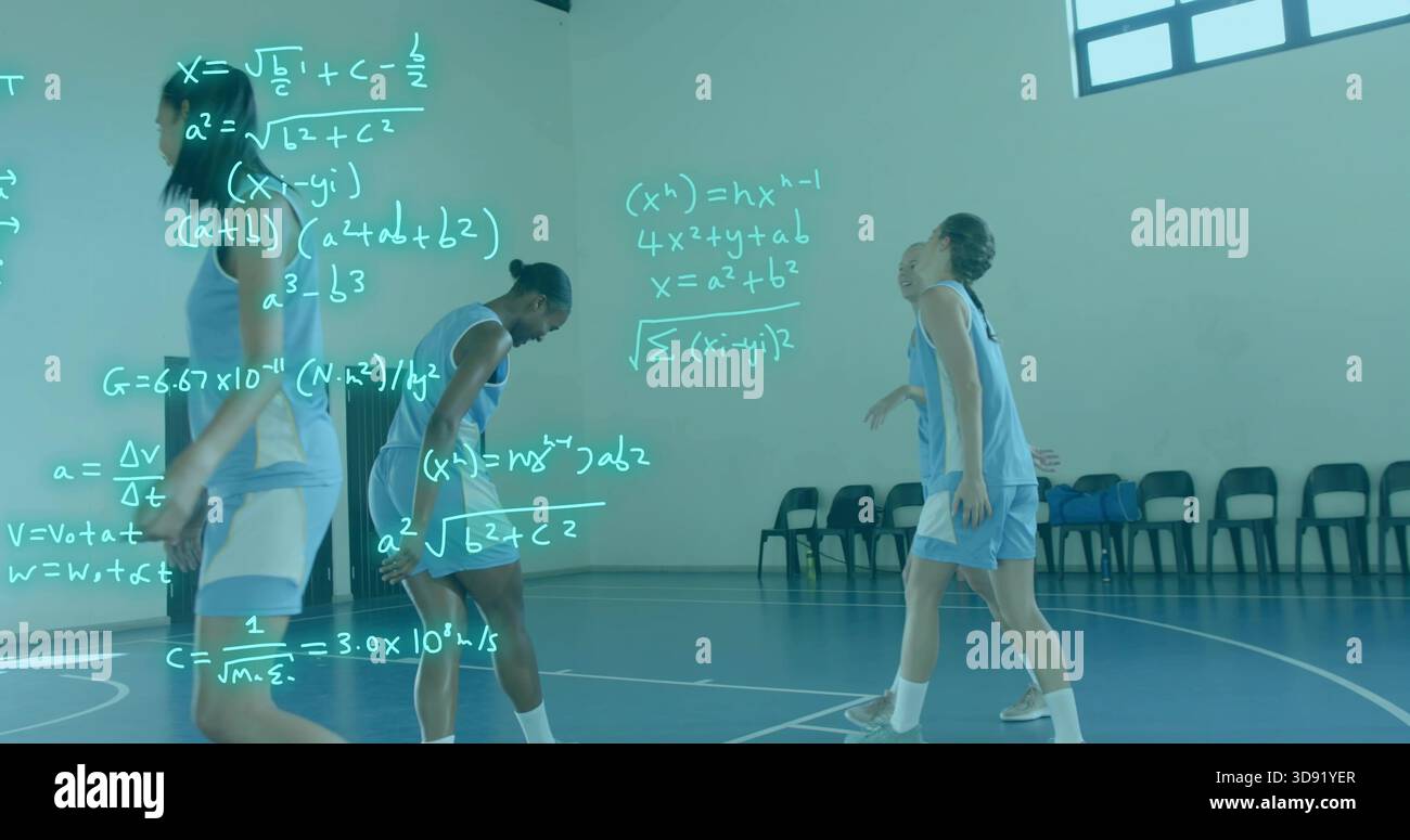 Trainiere fünf Athleten in blauen Basketballtrikots in der Schule, mit Gleichungen über der linken Seite und Taschen Stockfoto