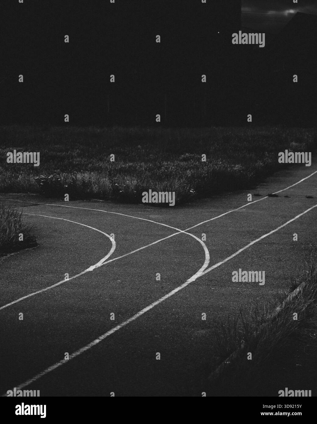 Laufbahnen im örtlichen Schulstadion, abstrakt Stockfoto