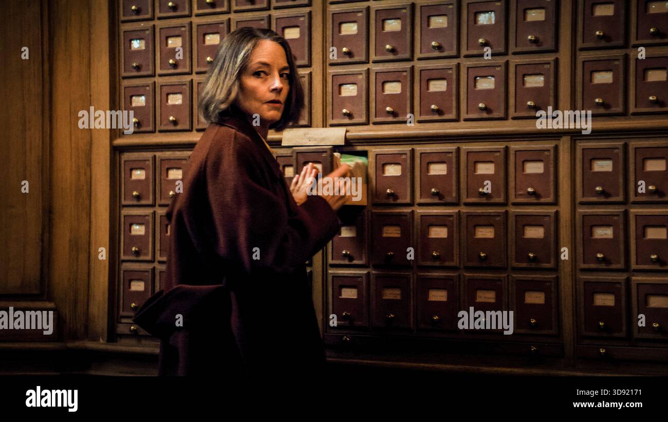 A Private Life (2025) unter der Regie von Rebecca Zlotowski mit Jodie Foster als Lilian Steiner, einer Psychiaterin, die den verdächtigen Tod eines Patienten untersucht. NUR FÜR REDAKTIONELLE ZWECKE von Werbefotos. Quelle: BFA / George Lechaptois / Sony Pictures Classics Stockfoto