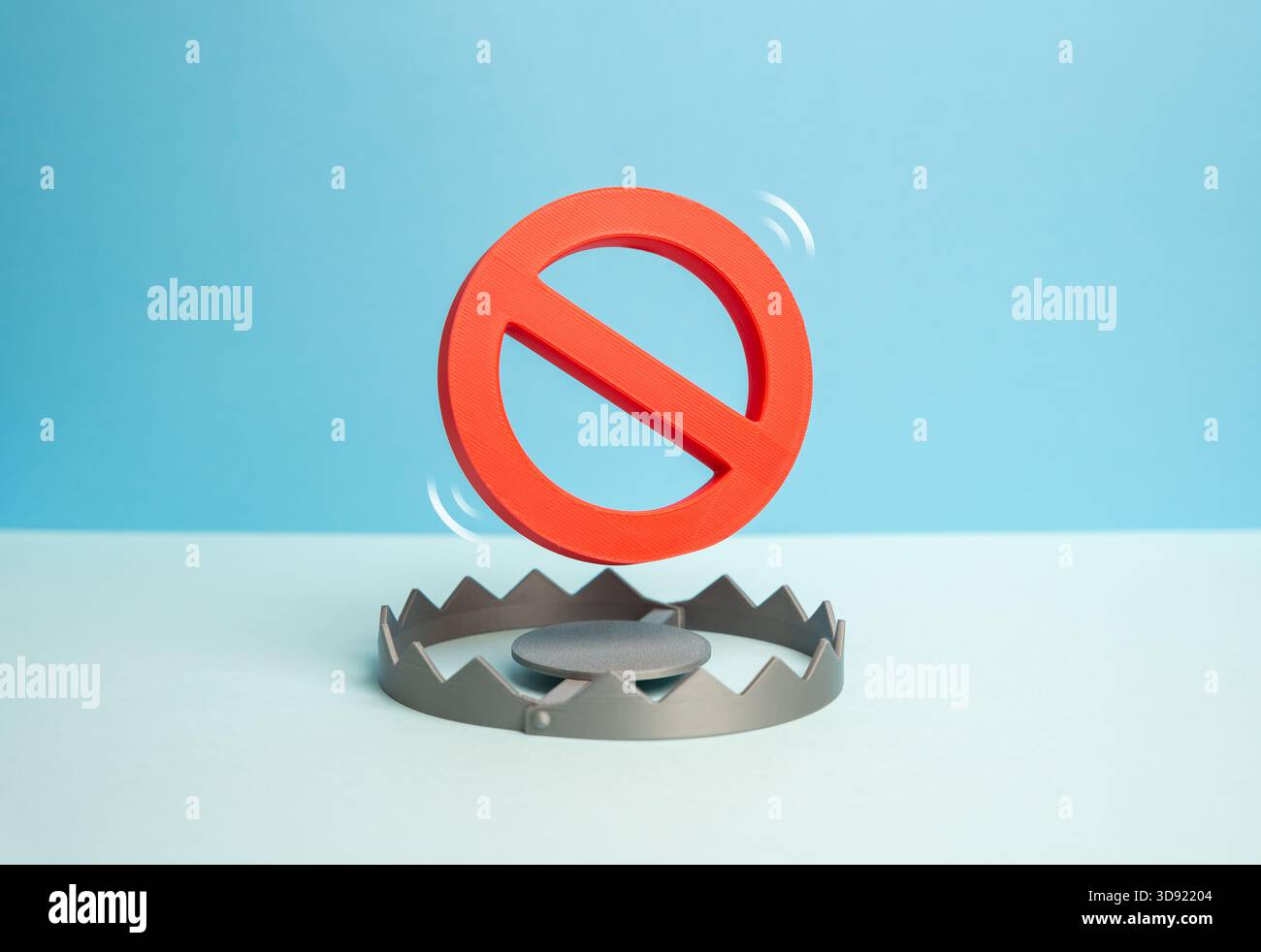 Es gibt kein Verbotszeichen über der Falle. Einschränkungen und Verbote. Konsequenzen für Verstöße. Sanktionen bei Vertragsverletzung. Gesetzliche Vorgaben Stockfoto