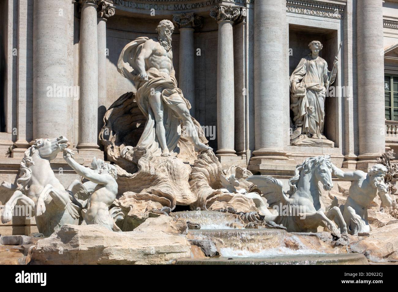 Triton und geflügeltes Pferd am Trevi-Brunnen in Rom. Fontana di Trevi ist eines der berühmtesten Wahrzeichen Roms Stockfoto