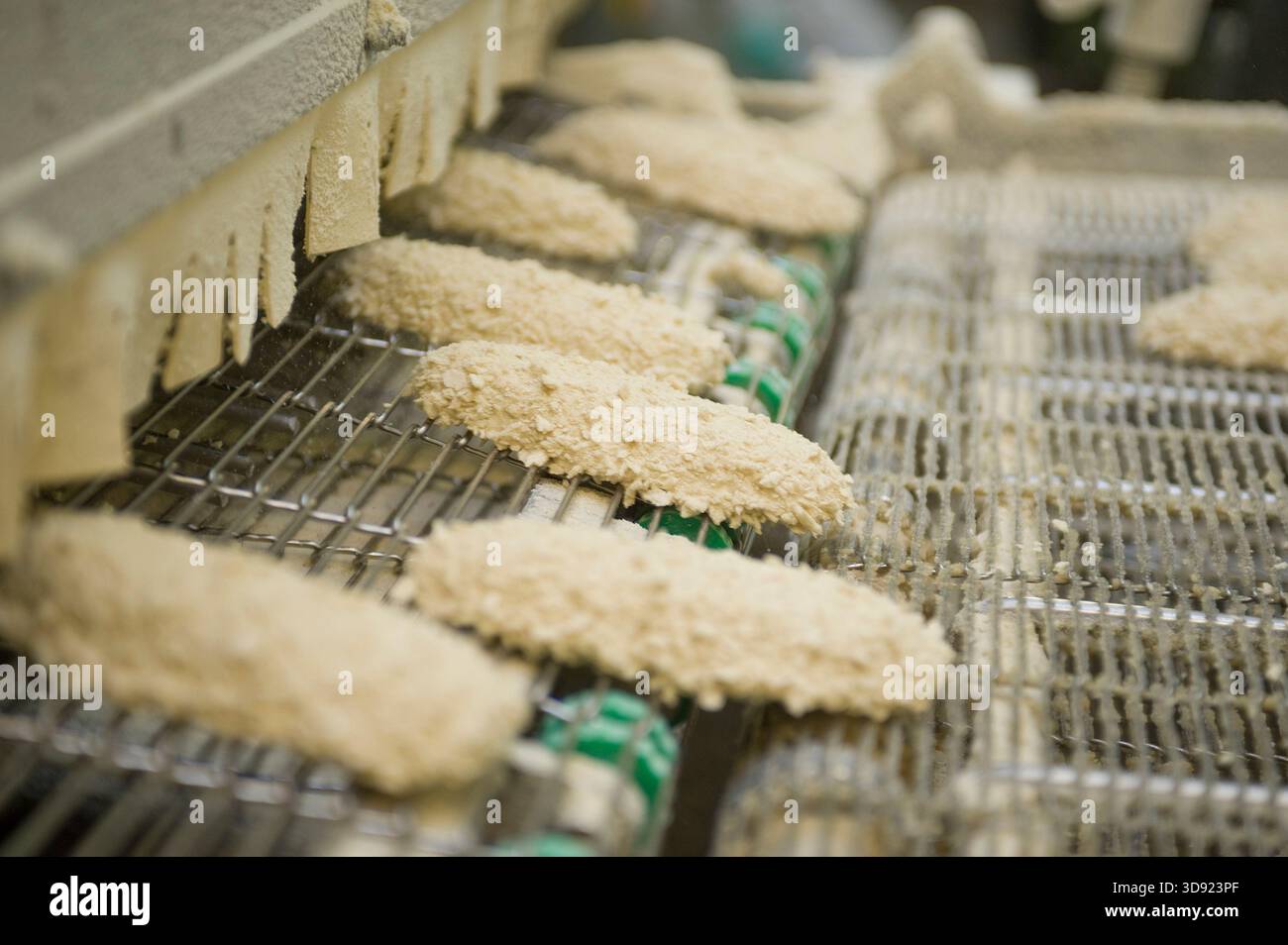 Die Birds Eye-Fabrik in Lowestoft, Suffolk, ist ein wichtiger Produktionsstandort für die britische Tiefkühlkost-Marke. Im Besitz von Nomad Foods, Europas führendem Tiefkühlkost-Unternehmen, ist es auf die Herstellung klassischer Produkte wie in den 1950er Jahren erfundene Fischfinger, Kartoffelwaffeln und eine Vielzahl von Tiefkühlgemüse, einschließlich Erbsen, spezialisiert. An diesem Standort werden auch panierte Hühnerprodukte und Fertiggerichte hergestellt. Mit einer langen Geschichte, die Jahrzehnte zurückreicht, spielt das Werk Lowestoft weiterhin eine wichtige Rolle bei der Lieferung hochwertiger, praktischer Tiefkühlprodukte an Haushalte in Großbritannien und Irland. Stockfoto