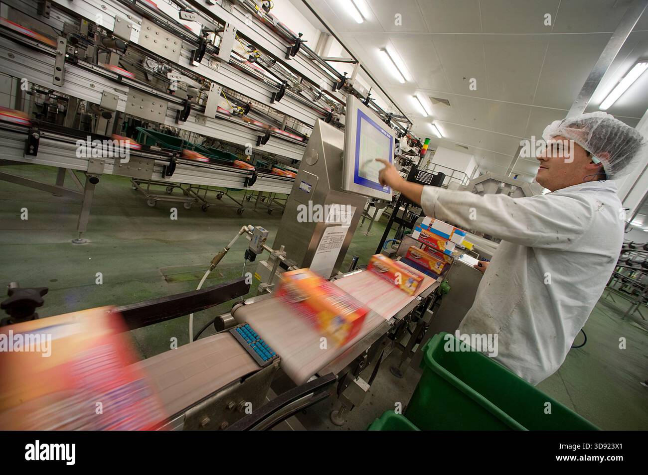 Die Birds Eye-Fabrik in Lowestoft, Suffolk, ist ein wichtiger Produktionsstandort für die britische Tiefkühlkost-Marke. Im Besitz von Nomad Foods, Europas führendem Tiefkühlkost-Unternehmen, ist es auf die Herstellung klassischer Produkte wie in den 1950er Jahren erfundene Fischfinger, Kartoffelwaffeln und eine Vielzahl von Tiefkühlgemüse, einschließlich Erbsen, spezialisiert. An diesem Standort werden auch panierte Hühnerprodukte und Fertiggerichte hergestellt. Mit einer langen Geschichte, die Jahrzehnte zurückreicht, spielt das Werk Lowestoft weiterhin eine wichtige Rolle bei der Lieferung hochwertiger, praktischer Tiefkühlprodukte an Haushalte in Großbritannien und Irland. Stockfoto