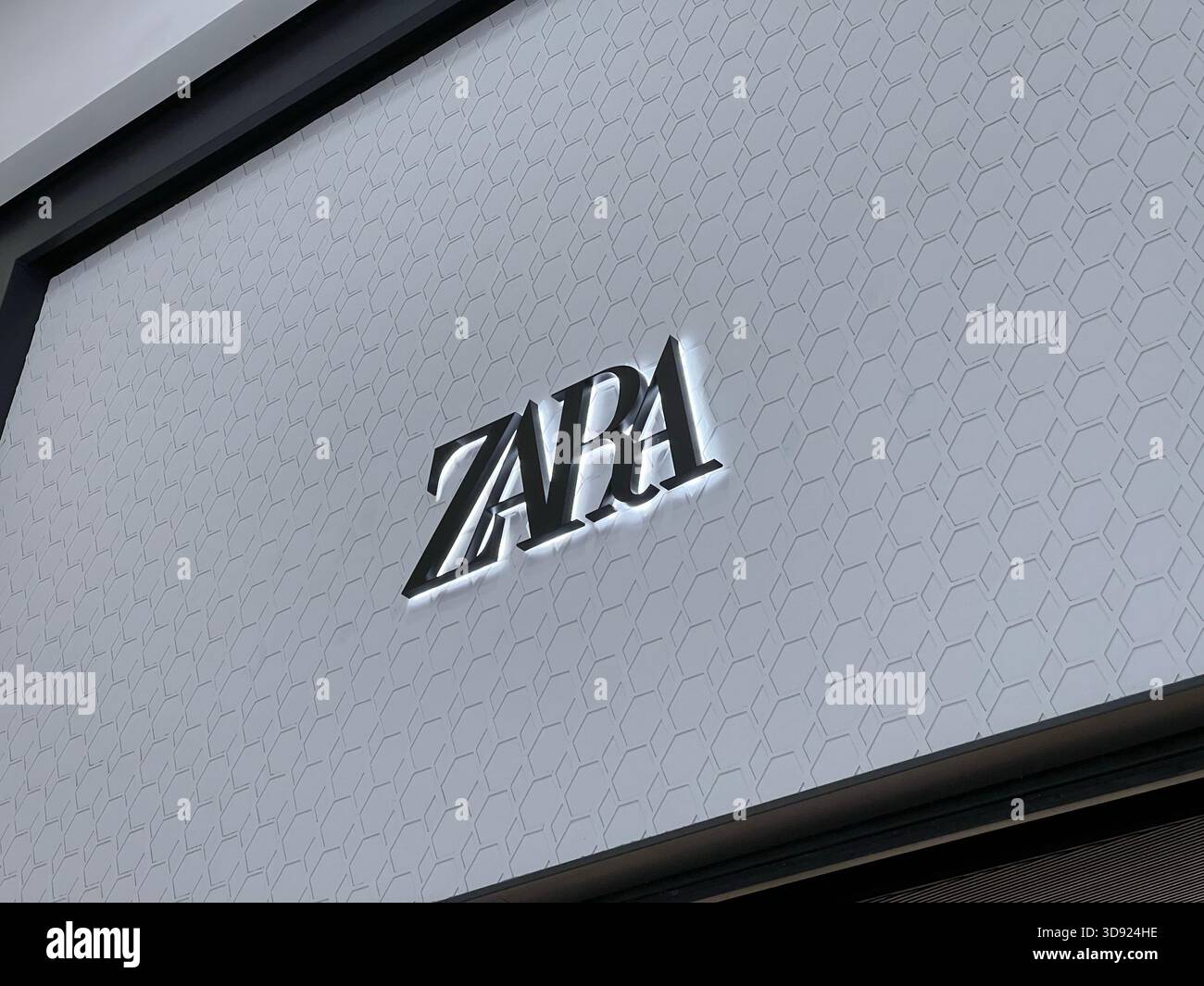 Stockholm, Schweden - 22. März 2025: Zara Store Schild. Zara ist ein internationales Modeunternehmen. Stockfoto