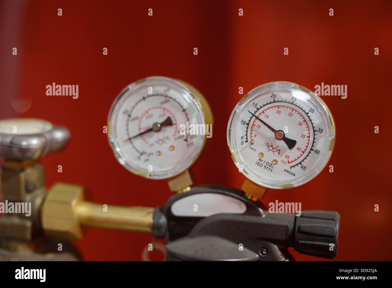 Gasdruckmessgeräte zeigen präzise Messungen in einer lebendigen Einstellung an und veranschaulichen Funktionalität und Design. Stockfoto