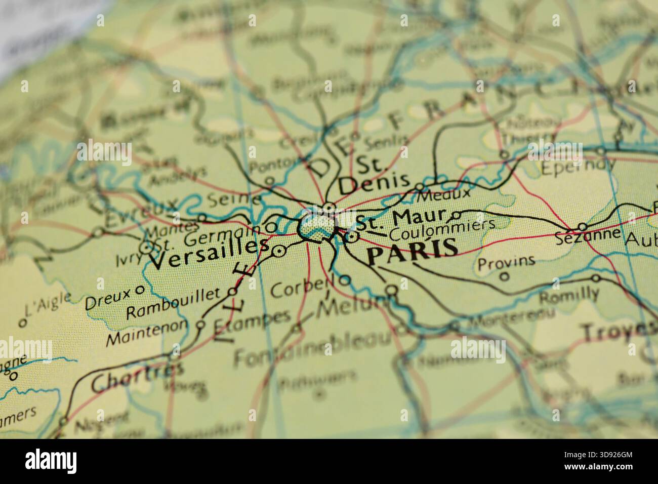 Eine Nahaufnahme einer detaillierten Straße und einer physischen Karte, die sich auf die Stadt Paris und die umliegende Region Île-de-France konzentriert. Stockfoto