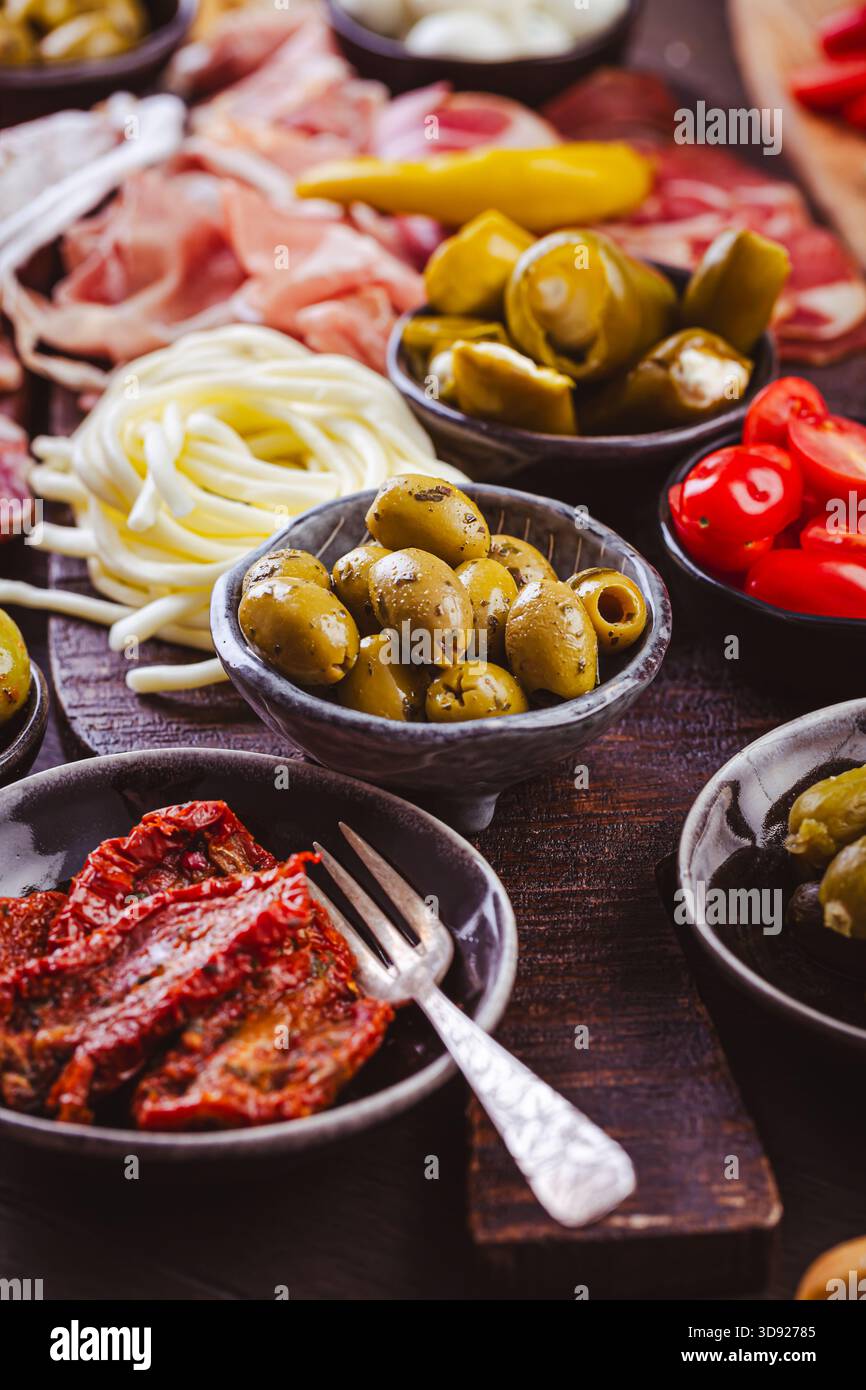 Appertiter-Platte mit verschiedenen Fleisch- und Käsesorten, Snacks und Gemüse Stockfoto