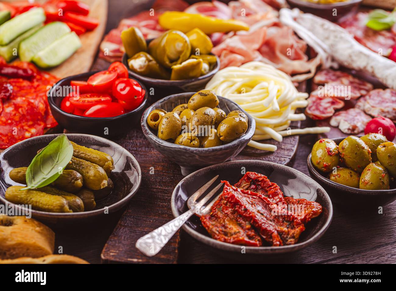Appertiter-Platte mit verschiedenen Fleisch- und Käsesorten, Snacks und Gemüse Stockfoto