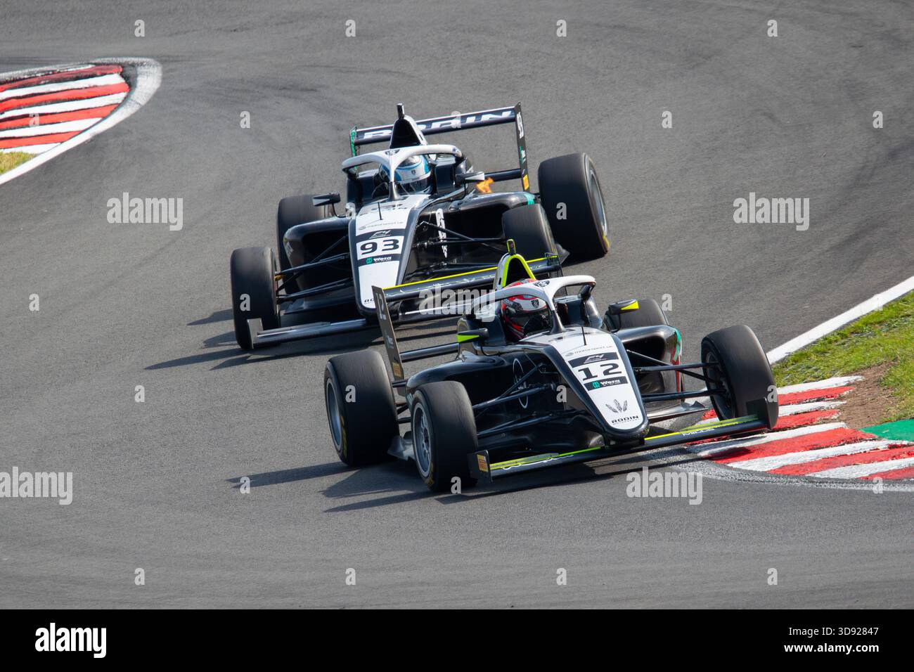 Zwei Rodin Motorsport Formel-4-Autos fahren durch Hislops im Oulton Park. Stockfoto