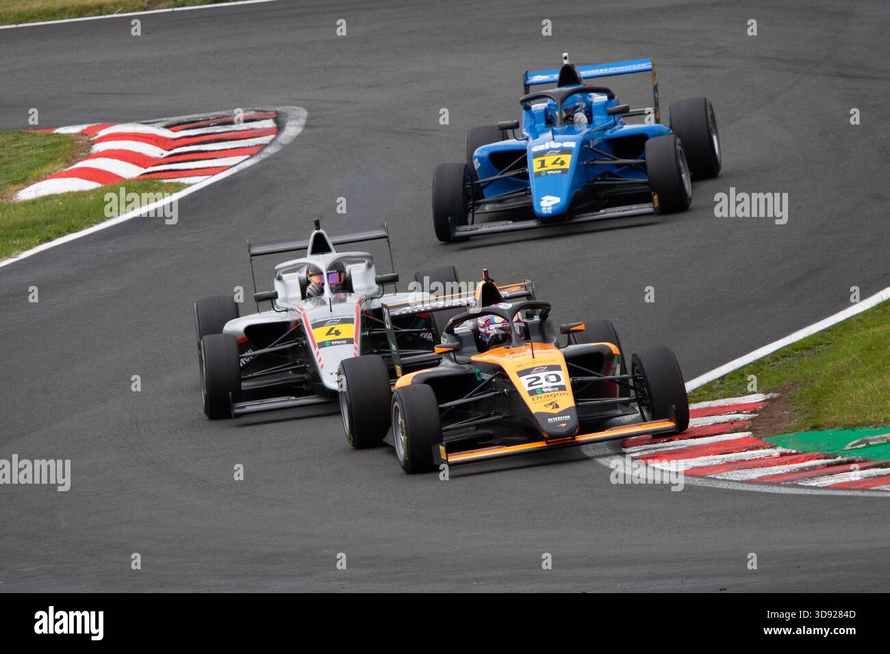 F4 2025 Autos fahren durch Hislops Chicane im Oulton Park. Stockfoto