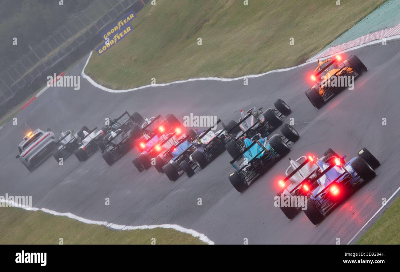 Der F4 2025 steht hinter dem Safety Car, wenn es mitten im Rennen im Oulton Park regnet. Stockfoto