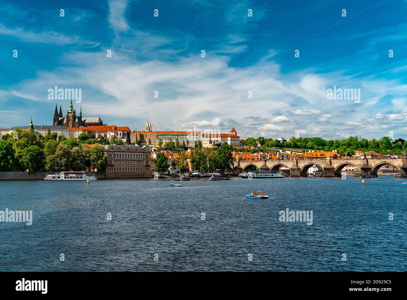 Prager Burg Karlsbrücke Moldau, berühmtes Panorama. Stockfoto