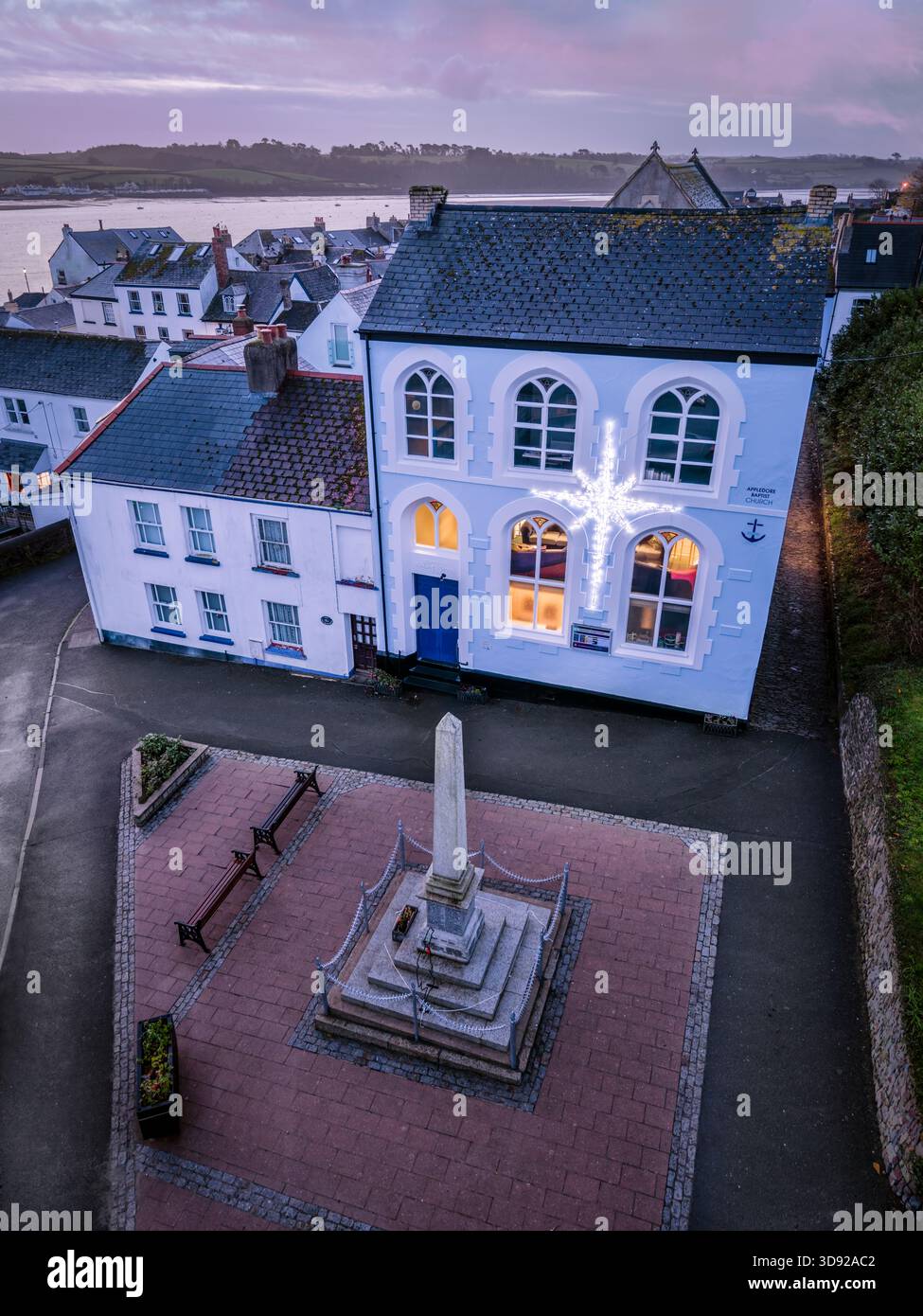 Appledore, North Devon - die Appledore Baptist Church, die mit einem Weihnachtsstern geschmückt ist, steht neben dem war Memorial am Quay. Stockfoto