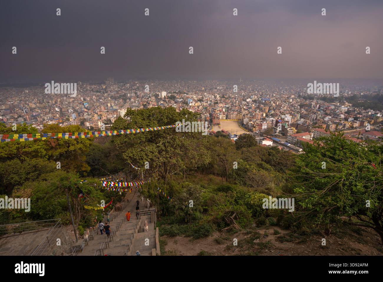 Blick auf die Landschaft von der berühmten Swayambhunath Stupa, bekannt als Affentempel. Stupa ist einer der angesehensten Orte im buddhismus, Kathmandu, Nepal. Stockfoto