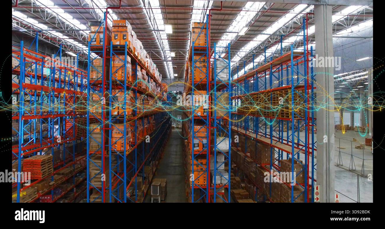 Anzeige des Mittelgangs mit blauen Rahmen und orangefarbenen Balken auf Palettenregalen, Kurvenüberlagerung Stockfoto