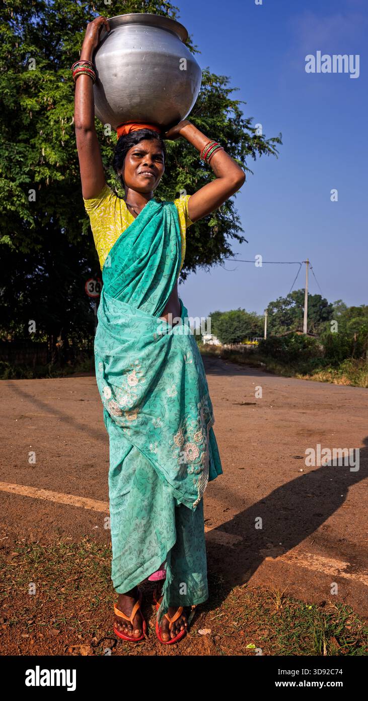 Indianerin mit einer Wasserschale auf dem Kopf, Odisha, Indien Stockfoto