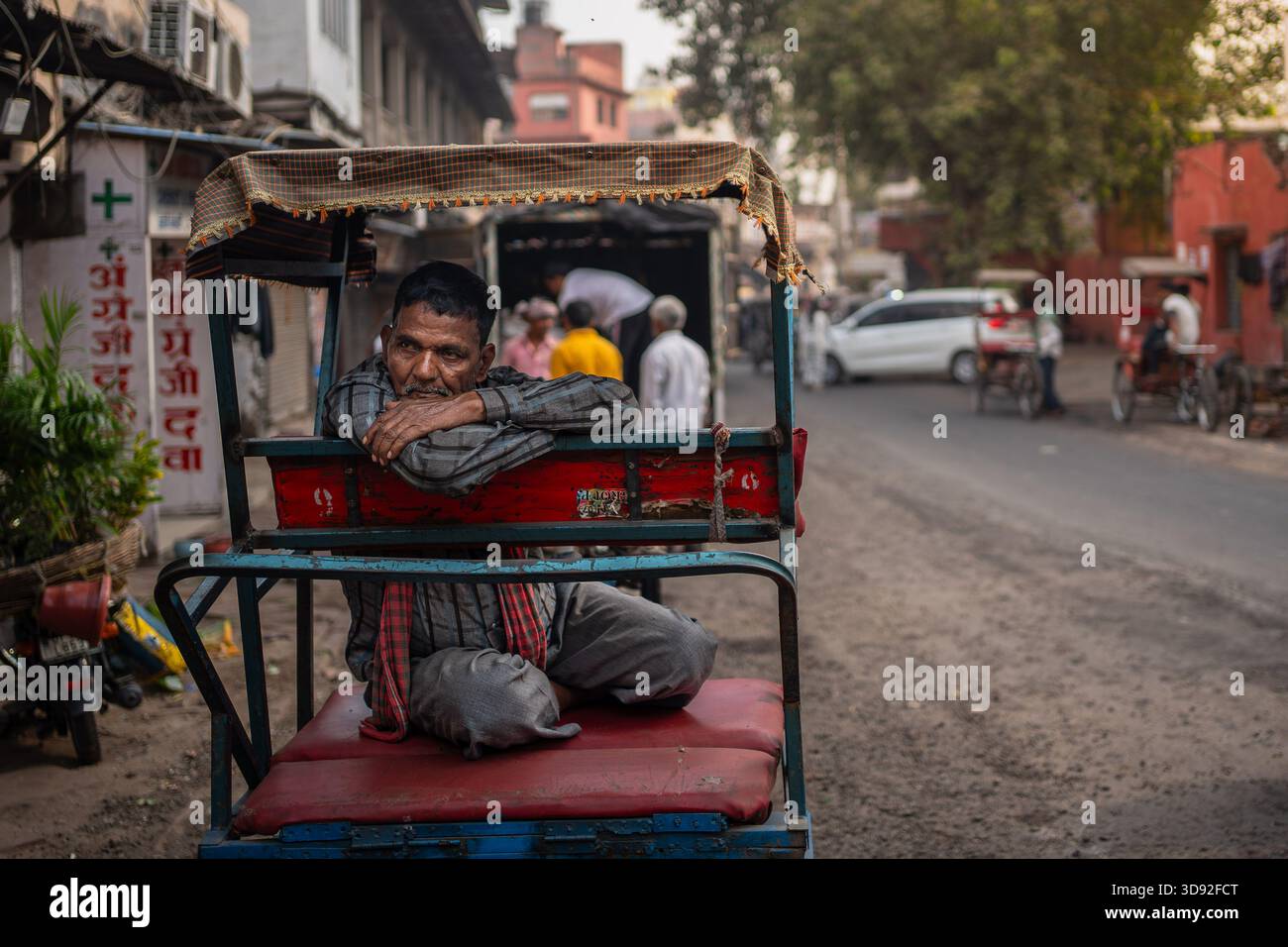Foto in den Straßen von Alt-Delhi, Delhi, Indien. Zeigt das tägliche Leben der Menschen vor Ort. Stockfoto