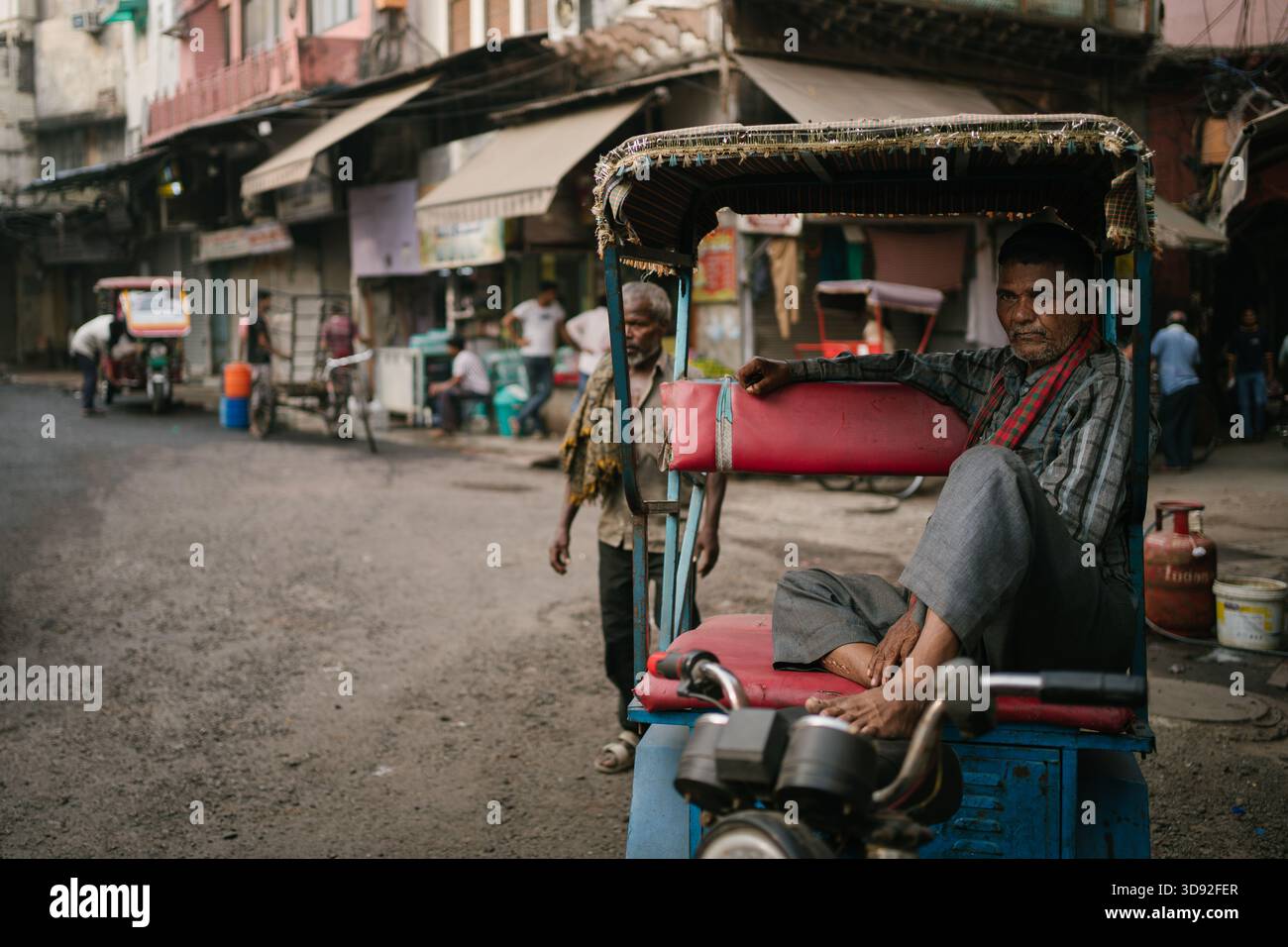 Foto in den Straßen von Alt-Delhi, Delhi, Indien. Zeigt das tägliche Leben der Menschen vor Ort. Stockfoto