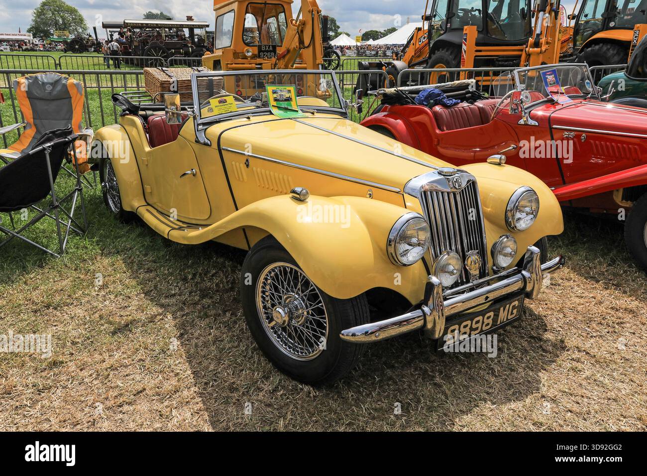 Ein 1954 MG TF 1250 Midget Sportwagen auf der Smallwood Vintage Rally, Sandbach, Cheshire, England, Großbritannien Stockfoto