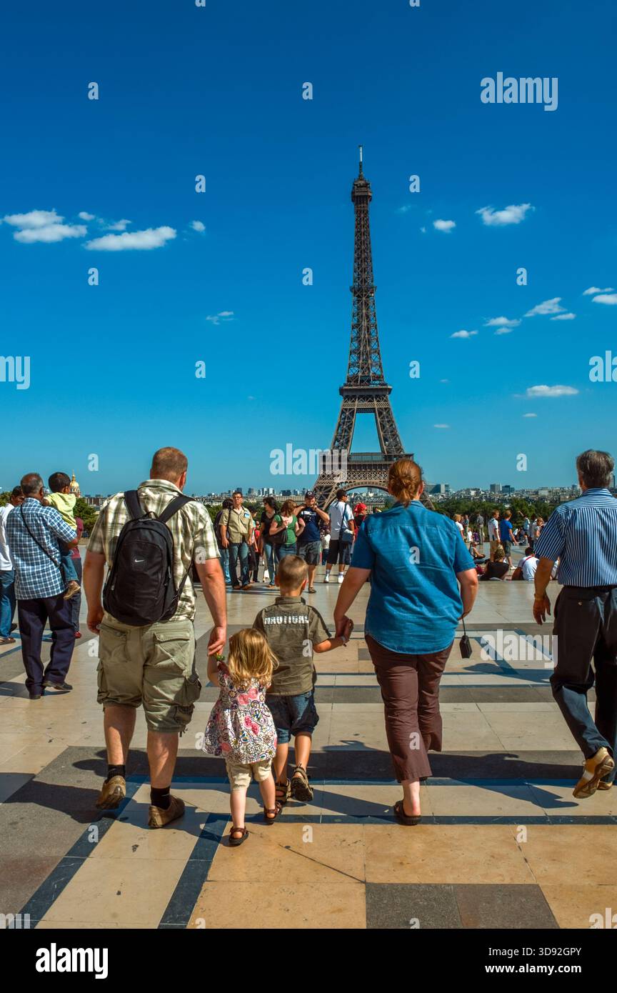 Paris, Frankreich, Straßenszene, Touristenfamilie, Vater, Kinder, gehen vom Trocadéro weg zur Eiffel-Turm, Gruppe von Menschen, von hinten, sonniges Paris Stockfoto