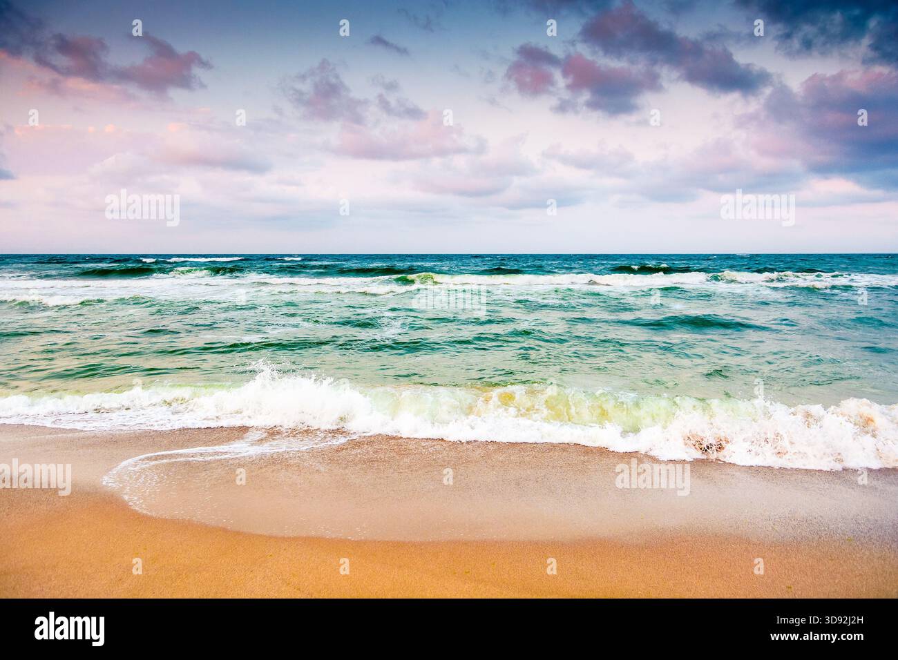 Schwarze Meereswellen stürzen auf den Sandstrand bulgariens. Sommerurlaub an einem windigen Tag unter dunklem bewölktem Himmel. Blick auf die dramatische Meereslandschaft. Hintergrund Stockfoto