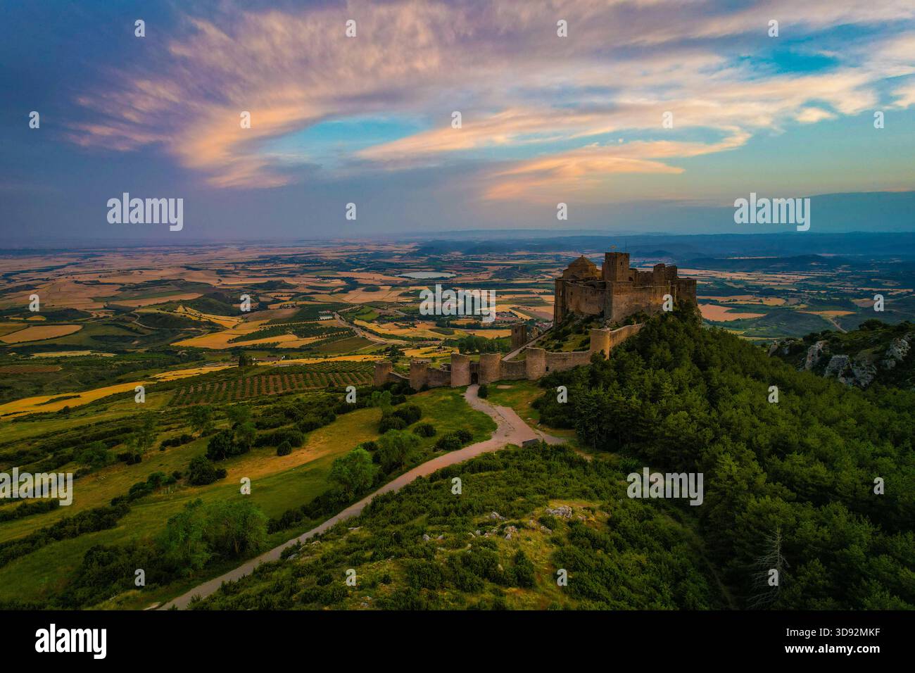 Château de Loarre au coucher du soleil – vue aérienne Panorama en été Stockfoto