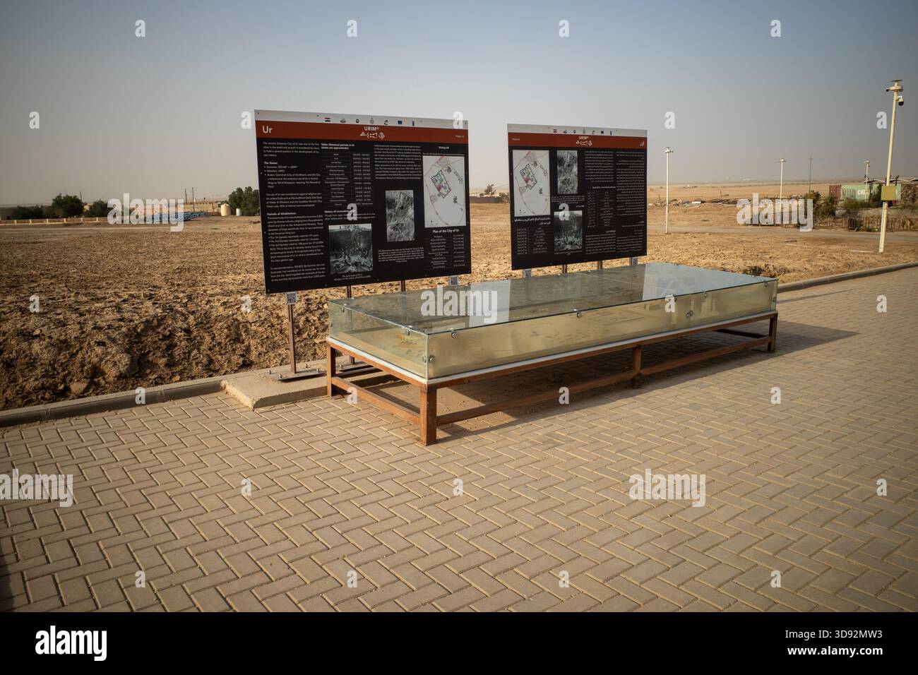 Nasiriyah, Irak - 20. November 2025: Informationstafeln und geschützte Stätte Diorama am Eingang zur antiken Stadt Ur Stockfoto
