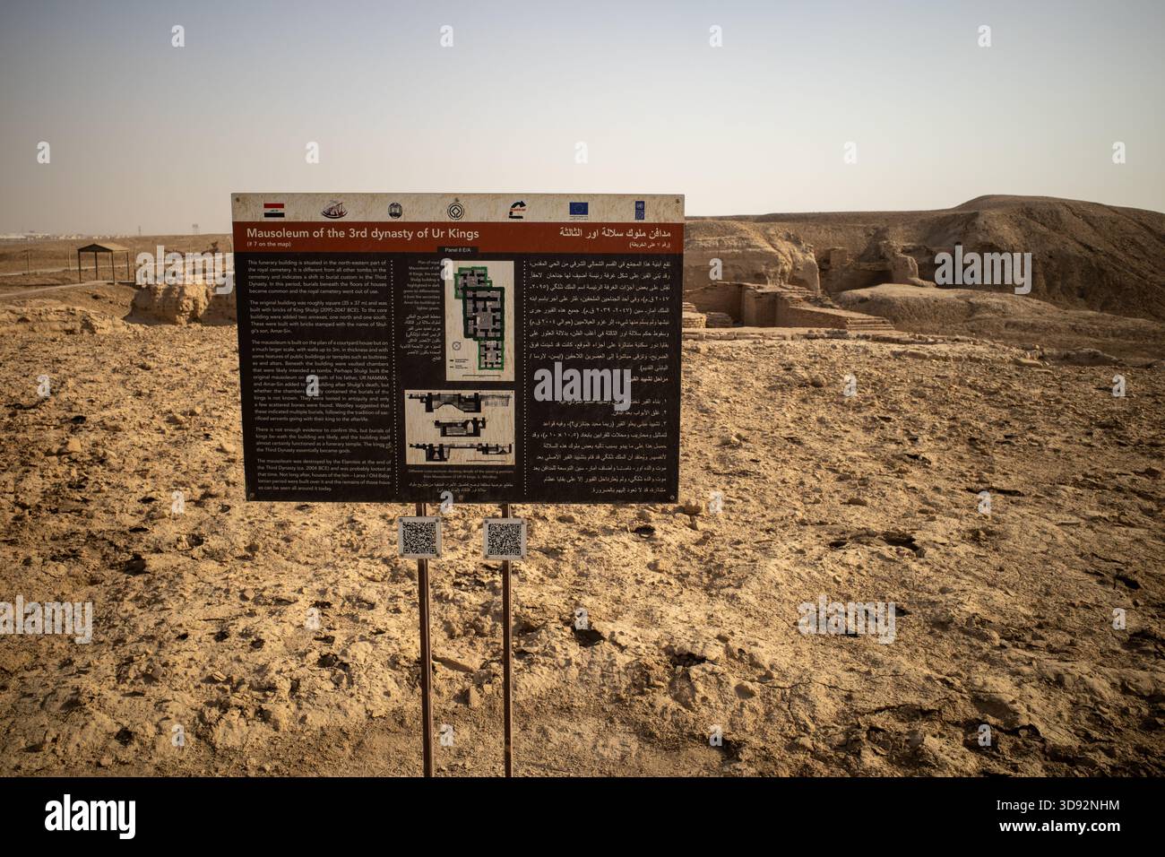 Nasiriyah, Irak – 20. November 2025: Zweisprachige Informationstafel, die das Mausoleum der 3. Dynastie der Ur-Könige an der archäologischen Stätte von aufzeigt Stockfoto