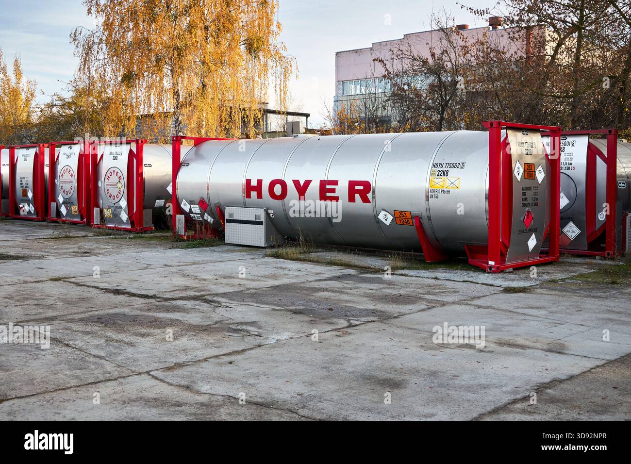 Minsk, Weißrussland, 5. November 2025: HOYER Edelstahl-ISO-Tankcontainer für den Transport von Flüssigkeiten und Gasen. Gefahrenidentifizierungsnummer 263 ist h Stockfoto