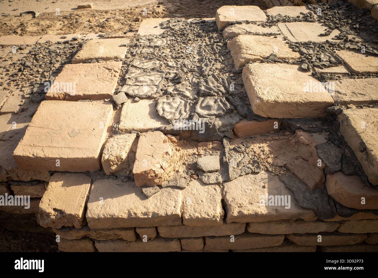 Nasiriyah, Irak - 20. November 2025: Fundament und Pflaster der antiken Stadt Ur Stockfoto