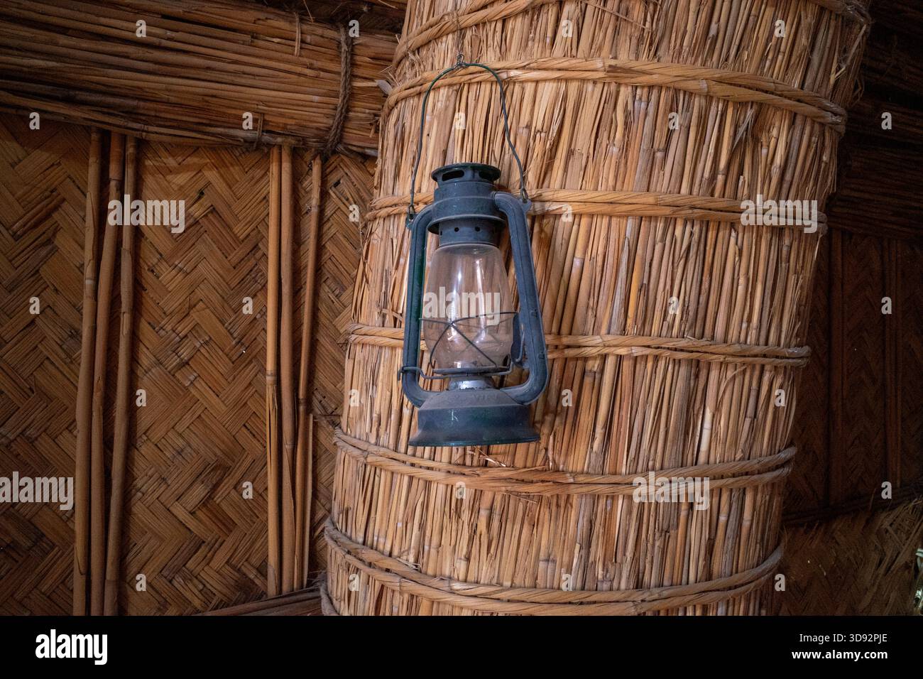 Nasiriyah, Irak - 20. November 2025: Traditionelles Reed Guest House (Mudhif) in den Chibayish Marshes, Dhi QAR Stockfoto