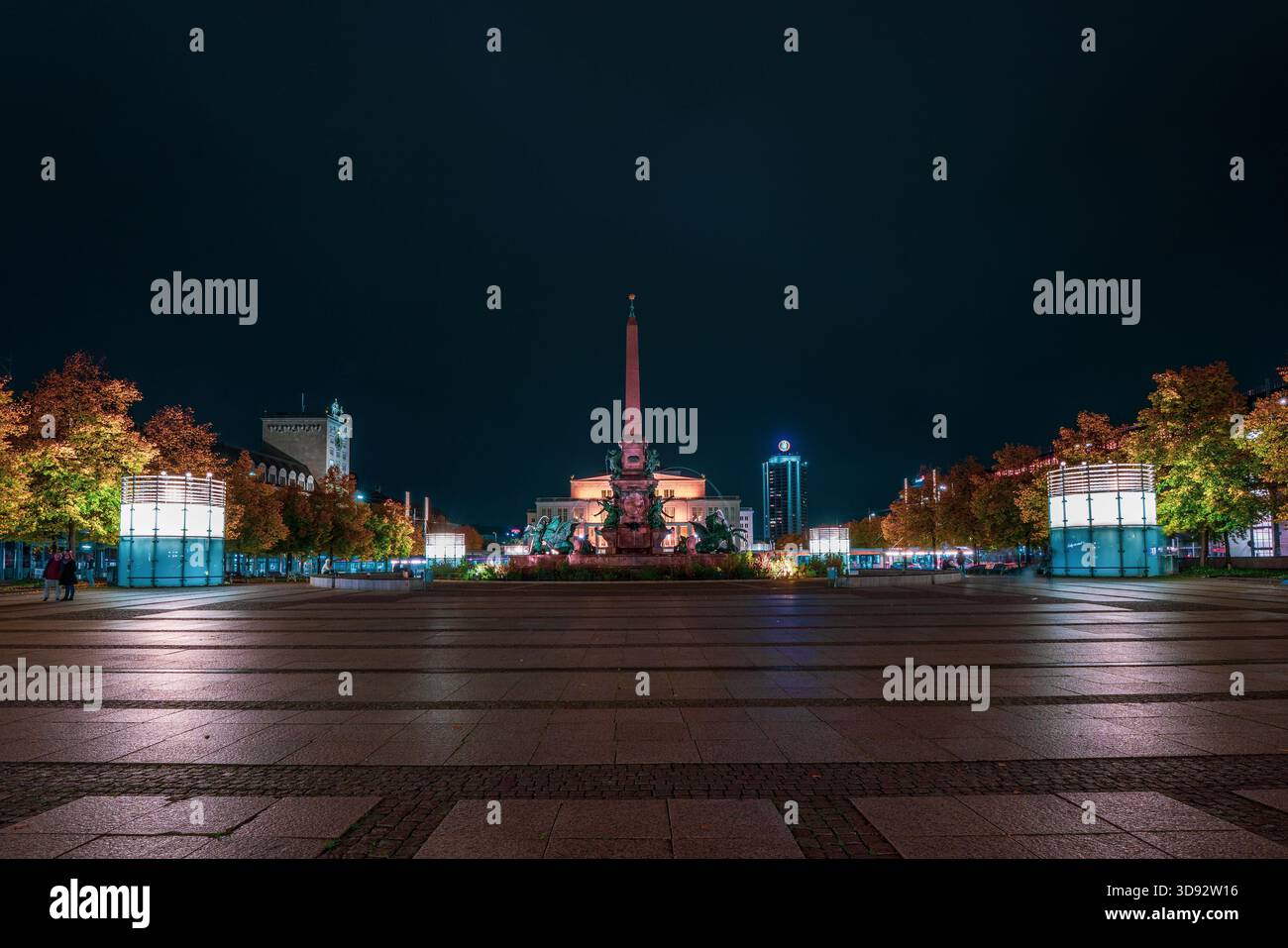 Blick auf den Mende-Brunnen und das Opernhaus in Leipzig. Stockfoto