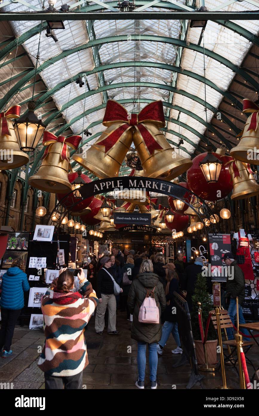 Covent Garden Apfelmarkt mit großen weihnachtsdekorationen und Einkaufsmöglichkeiten in festlicher Atmosphäre Stockfoto