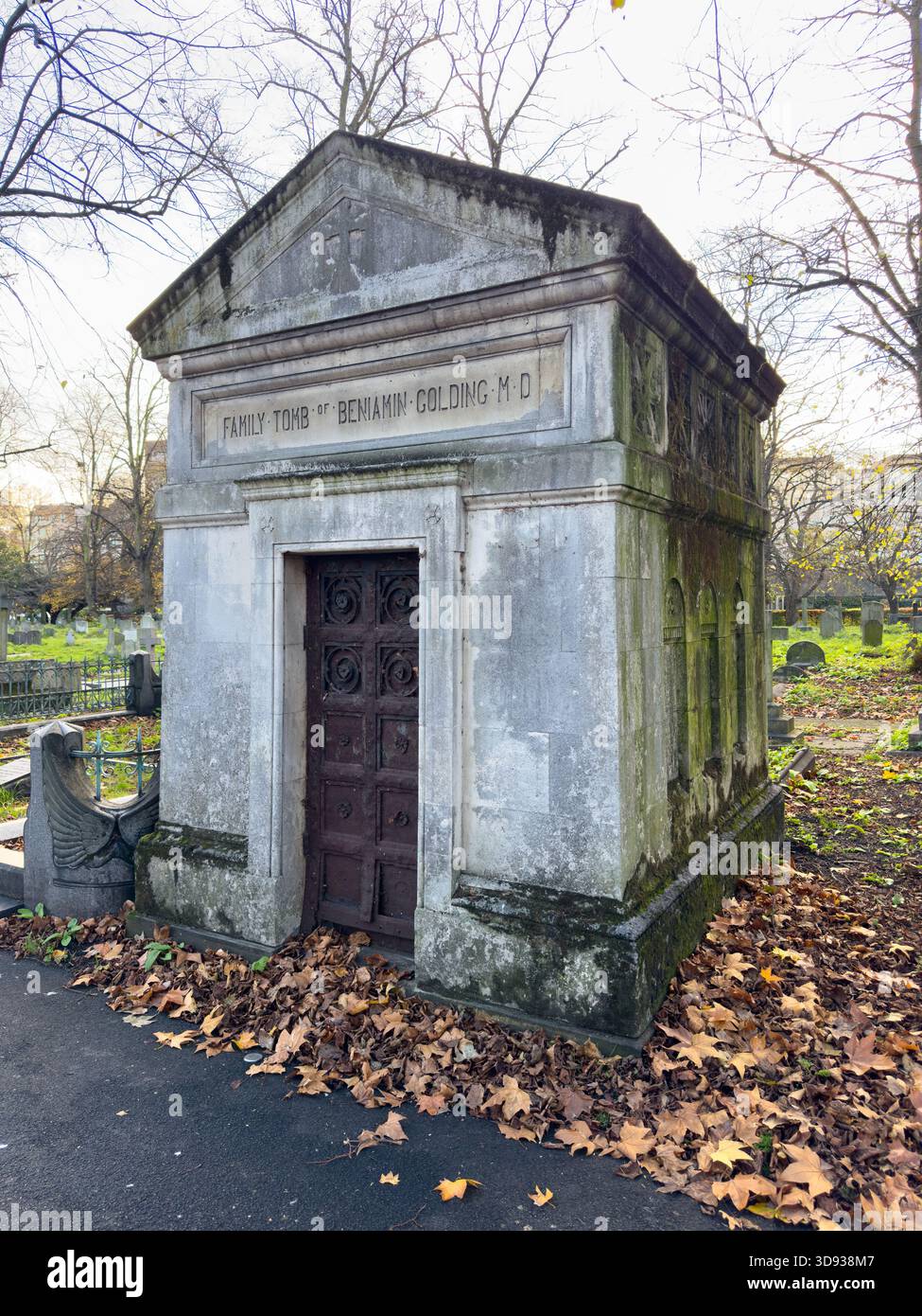 Das Grab der Familie aus Stein von Benjamin Golding M.D., Gründer des Charing Cross Hospital, auf dem Brompton Cemetery, London. Stockfoto
