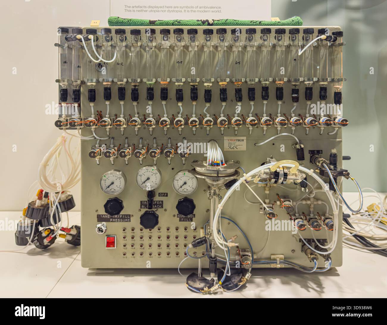 Eine klassische Celltech DNA Synthesizer automatisierte Labormaschine, die im Science Museum in London ausgestellt wird. Stockfoto