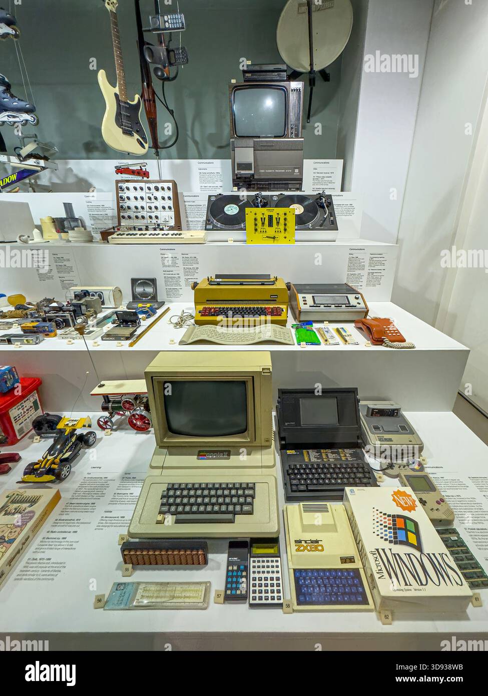 Vintage-Technologie-Display mit Apple II, Sinclair ZX80 und Windows-Software im Science Museum. Stockfoto