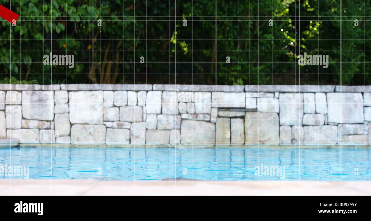 Das Poolwasser, das im Hinterhof durch eine Steinmauer und einen grünen Baum plätschert, blasses Deck, rotes Dreieck Stockfoto