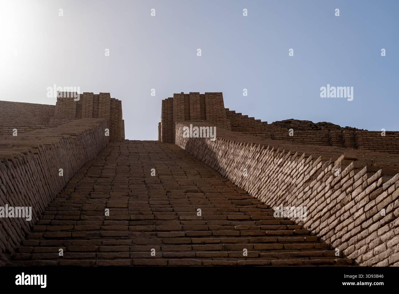 Nasiriyah, Irak – 20. November 2025: Nahaufnahme des Großen Ziggurat der zentralen Treppe von Ur und mehrstufigem Ziegelwerk Stockfoto