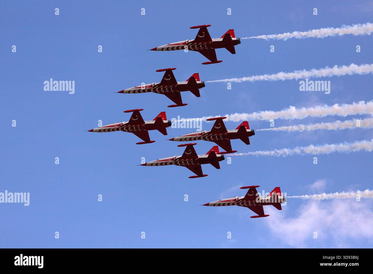 Baku. Aserbaidschan. 05.06.2022. Militärische Kampfjets, die beim Technofest Rauch aussenden. Stockfoto