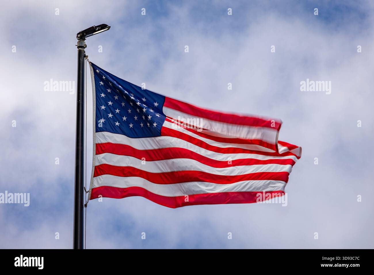 Die US-Flagge weht im Wind, San Francisco, USA. Sommer (August) 2025. Stockfoto