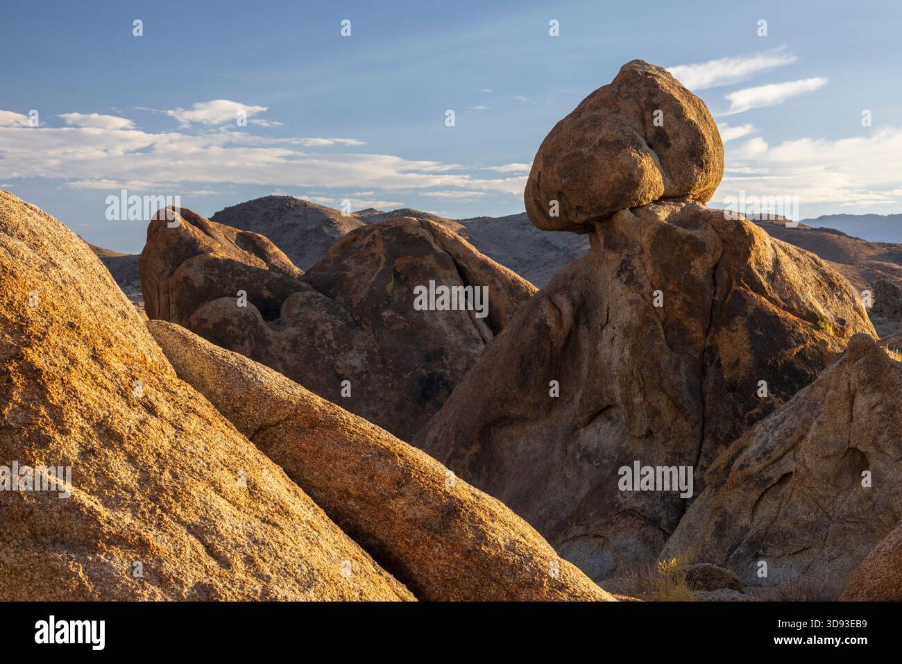 Zerklüftete Wüstenlandschaft in den Alabama Hills, Kalifornien, USA. Sommer (August) 2025. Stockfoto