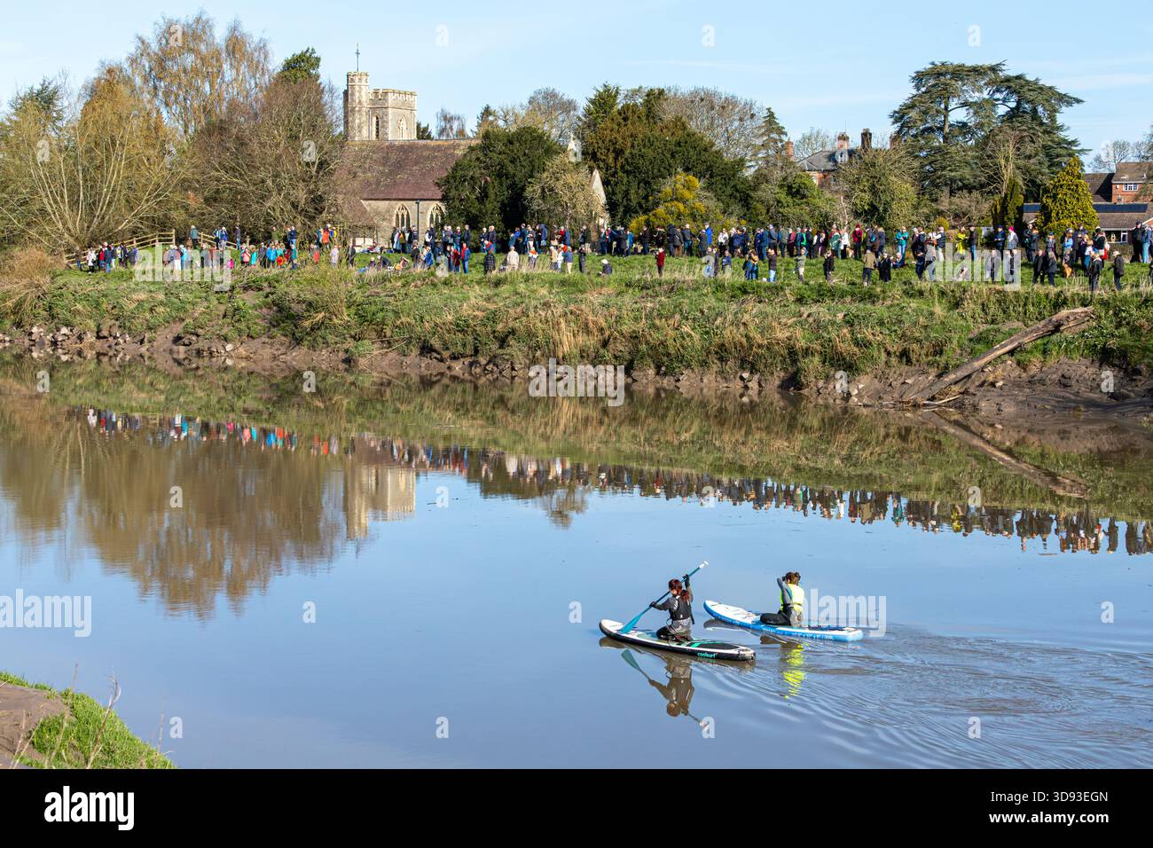 Zwei Paddleboarderinnen warten am 31/3/2025 auf die 4* Severn Bore in Minsterworth, Gloucestershire, England, Großbritannien Stockfoto