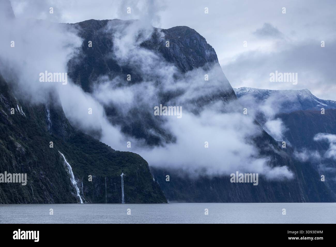 Sturmlichtung am Milford Sound im Fiordland National Park, Südinsel, Neuseeland. Herbst (Mai) 2025. Stockfoto