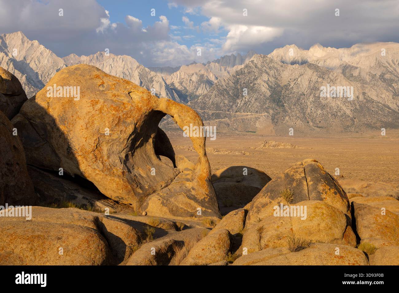Cyclops Arch in den Alabama Hills mit Blick auf Mount Whitney in der Sierra Nevadas, Kalifornien, USA. Sommer (August) 2025 Stockfoto