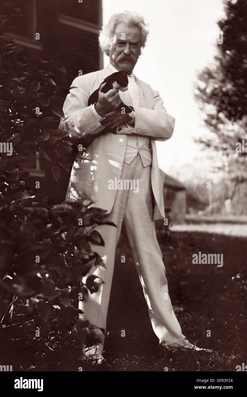 Mark Twain (Pseudonym für Humor und Schriftsteller Samuel Langhorne Clemens) hält eine Katze in einem Outdoor-Porträt von Albert Bigelow Paine aus dem Jahr 1908. Stockfoto