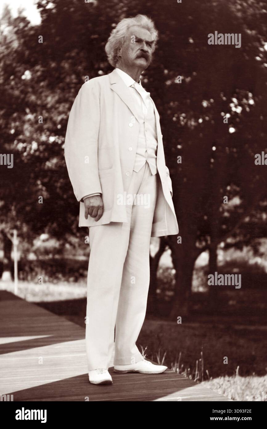 Mark Twain (Pseudonym für den Humor und Schriftsteller Samuel Langhorne Clemens) in einem Outdoor-Porträt von Albert Bigelow Paine aus dem Jahr 1908. Stockfoto