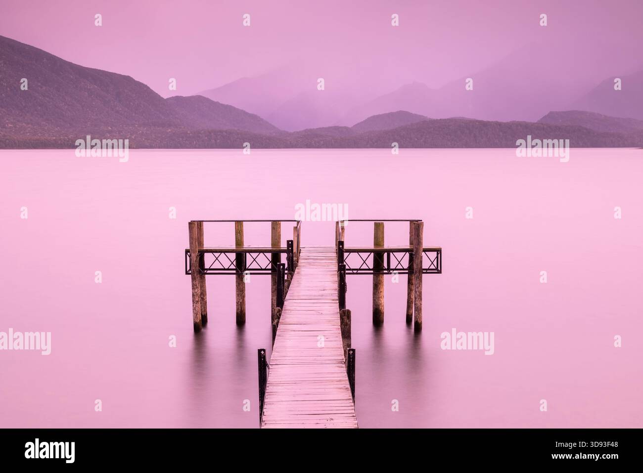 Holzsteg am Lake Te Anau bei Sonnenaufgang, Südinsel, Neuseeland. Herbst (Mai) 2025. Stockfoto