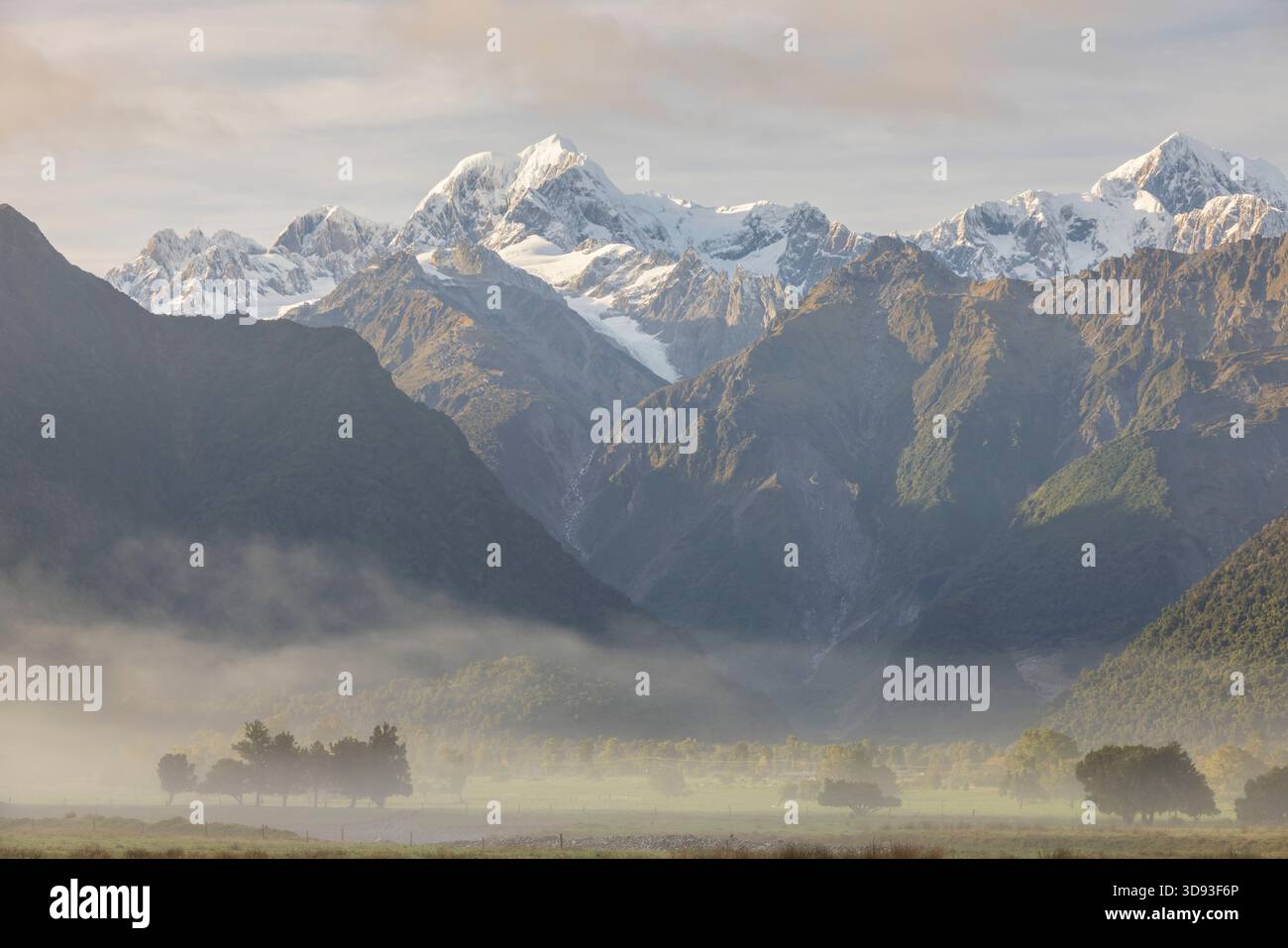 Aoraki (Mount Cook) und Mount Tasman bei Sonnenaufgang an einem nebeligen Morgen, Fox Glacier, Westküste, Südinsel, Neuseeland. Herbst (Mai) 2025. Stockfoto