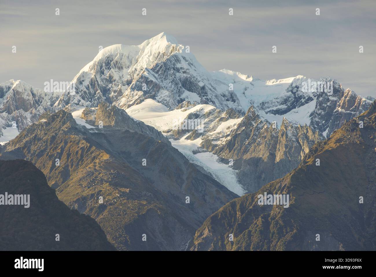 Mount Tasman, der zweithöchste Berg Neuseelands, fotografiert vom Lake Matheson auf der Südinsel Neuseelands. Herbst (Mai) 2025. Stockfoto