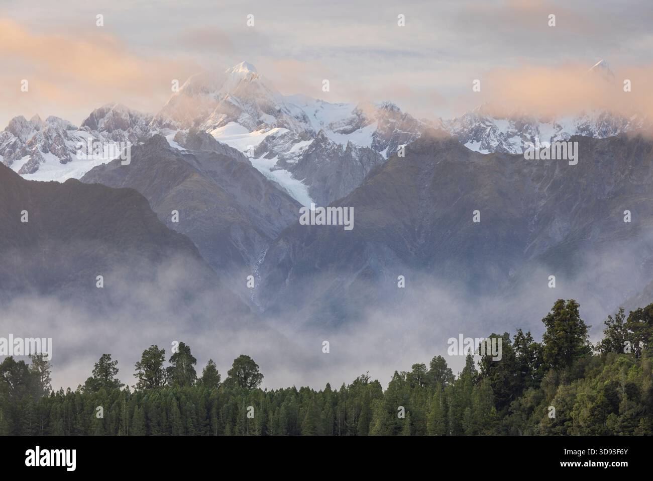 Mount Tasman bei Sonnenaufgang an einem nebeligen Morgen, Südinsel, Neuseeland. Herbst (Mai) 2025. Stockfoto